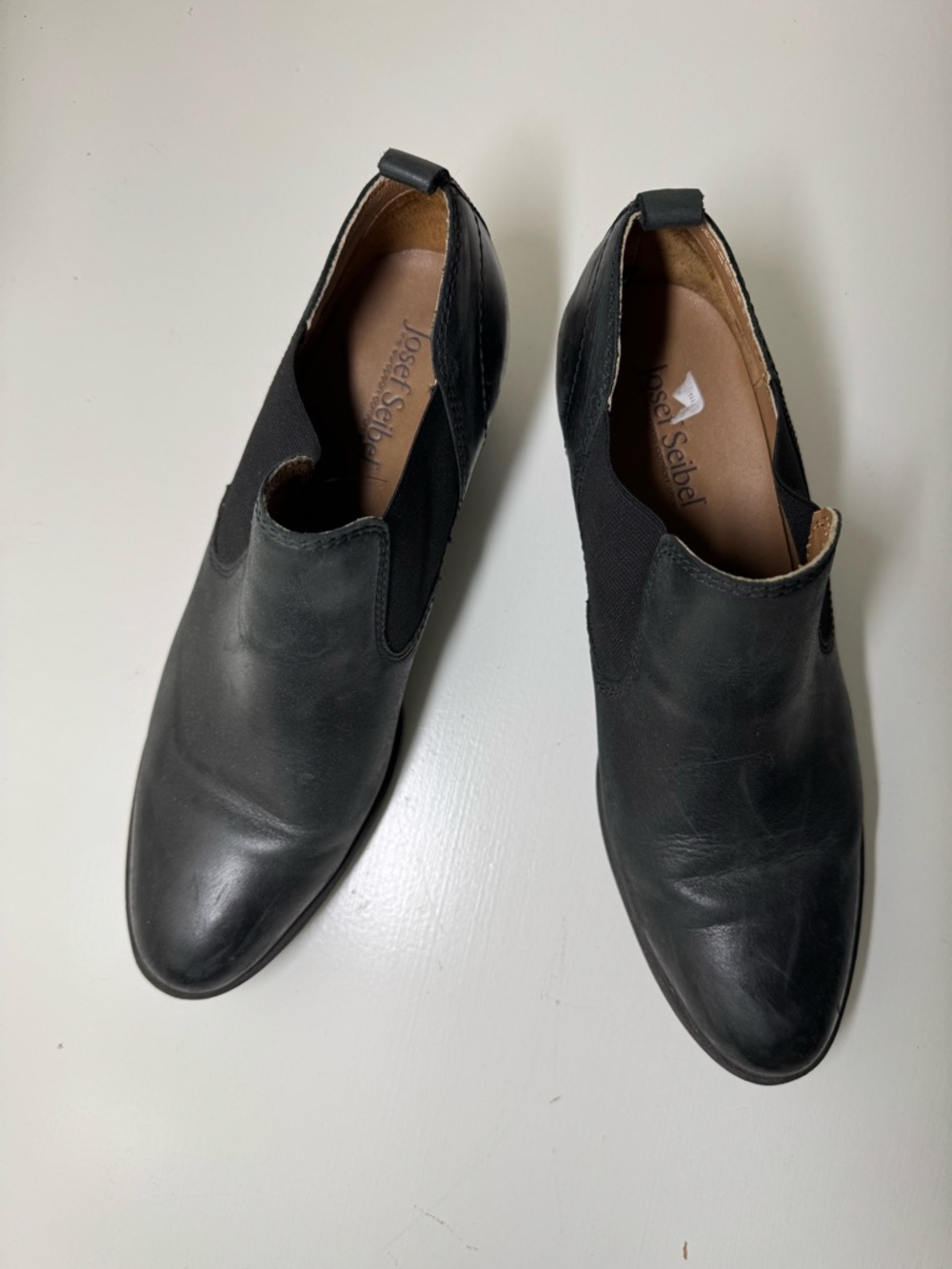 Joseph Seibel black leather booties. Size 40.